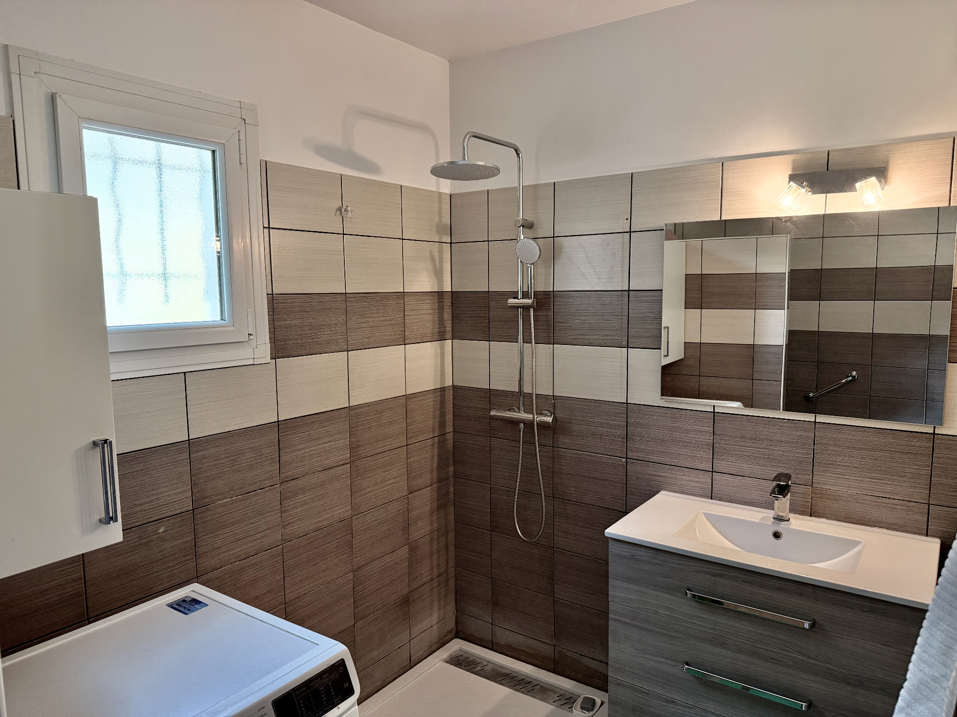 Salle d'eau de la suite parentale avec douche à l'italienne