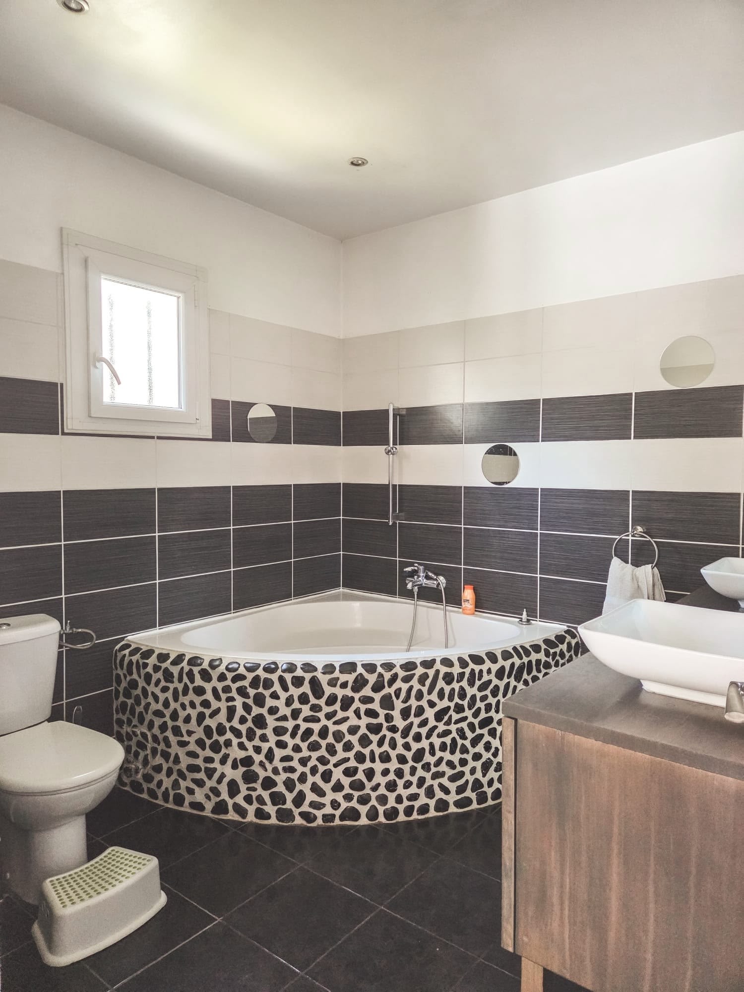 Salle de bains du 2 pièces avec baignoire d'angle