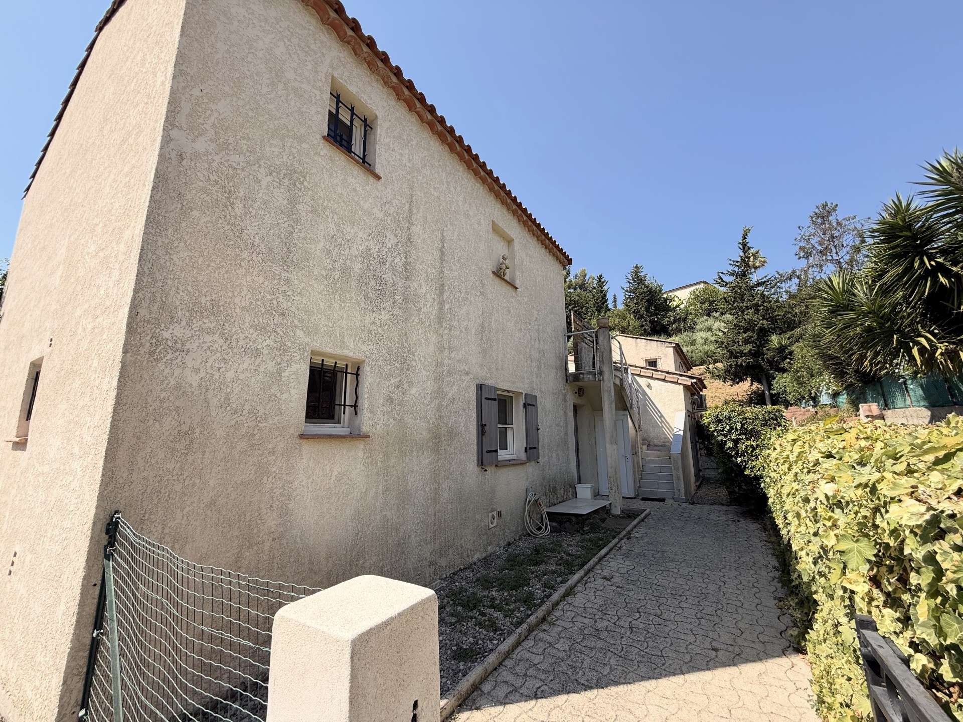 Arrière de la maison avec entrée du rez-de-chaussée et accès à l'étage