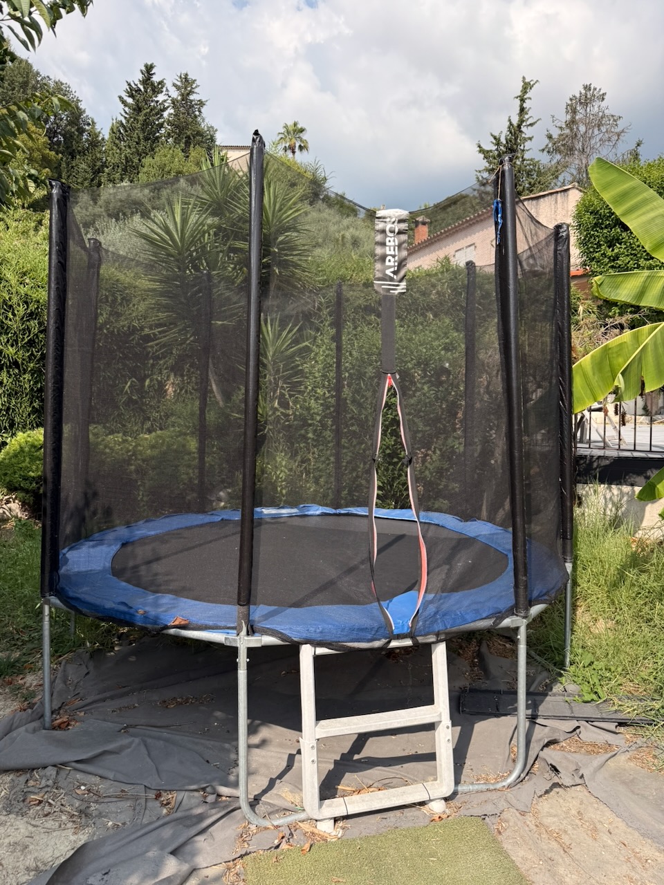 Trampoline dans le jardin