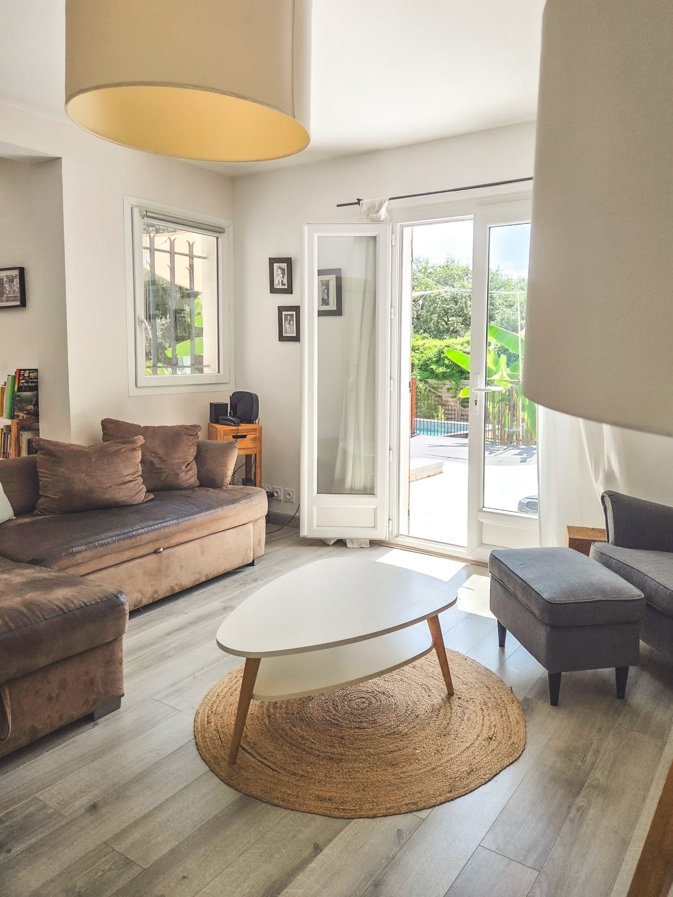 Salon avec accès direct à la terrasse et à la piscine