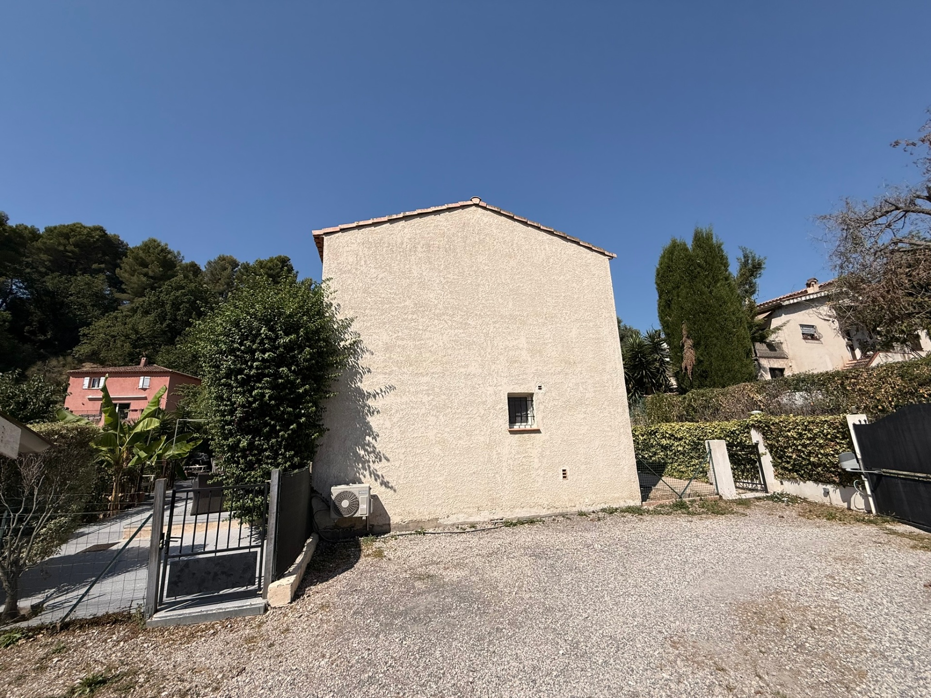 Parking extérieur et accès à la maison