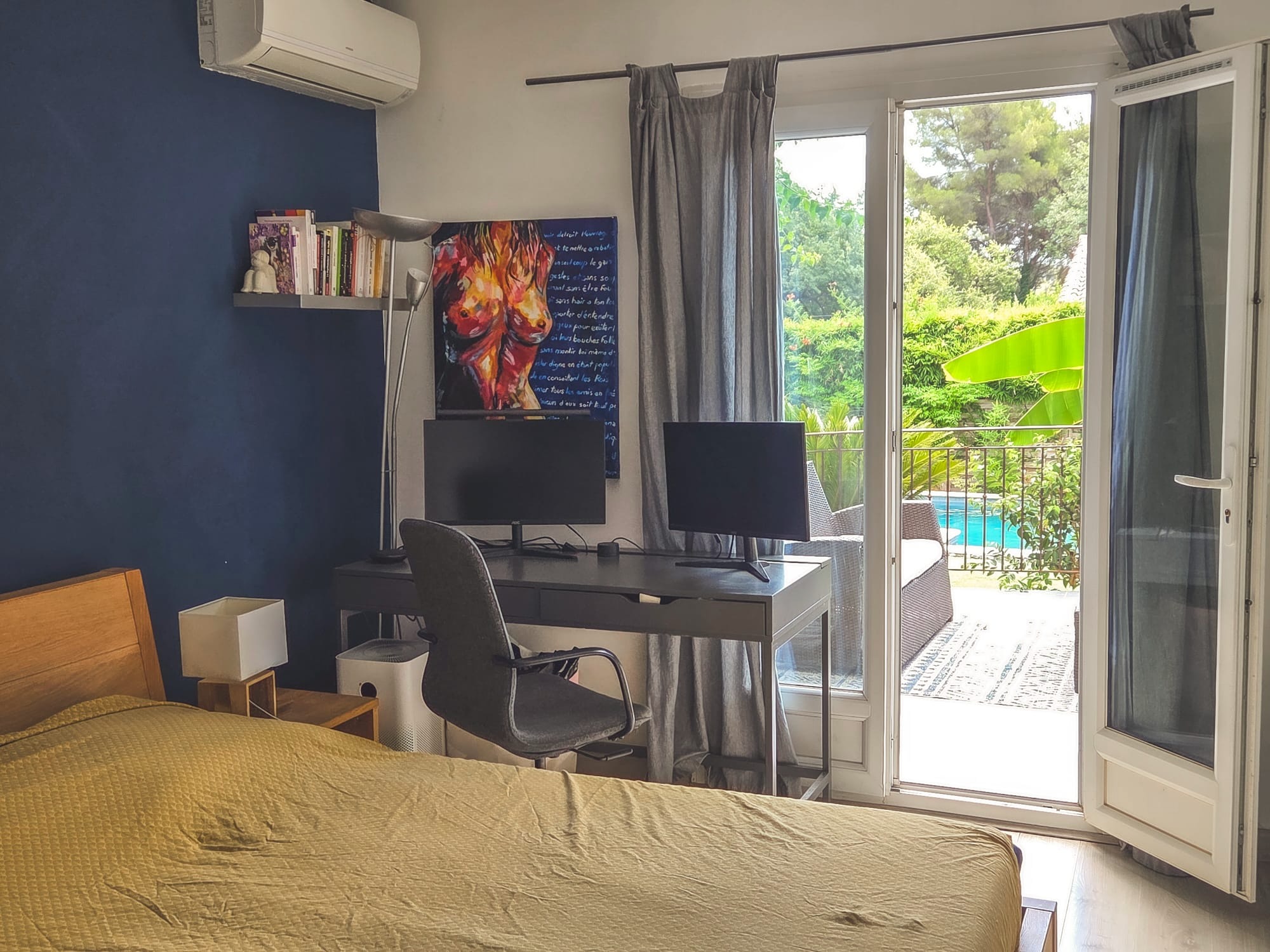 Chambre parentale avec accès terrasse et vue piscine