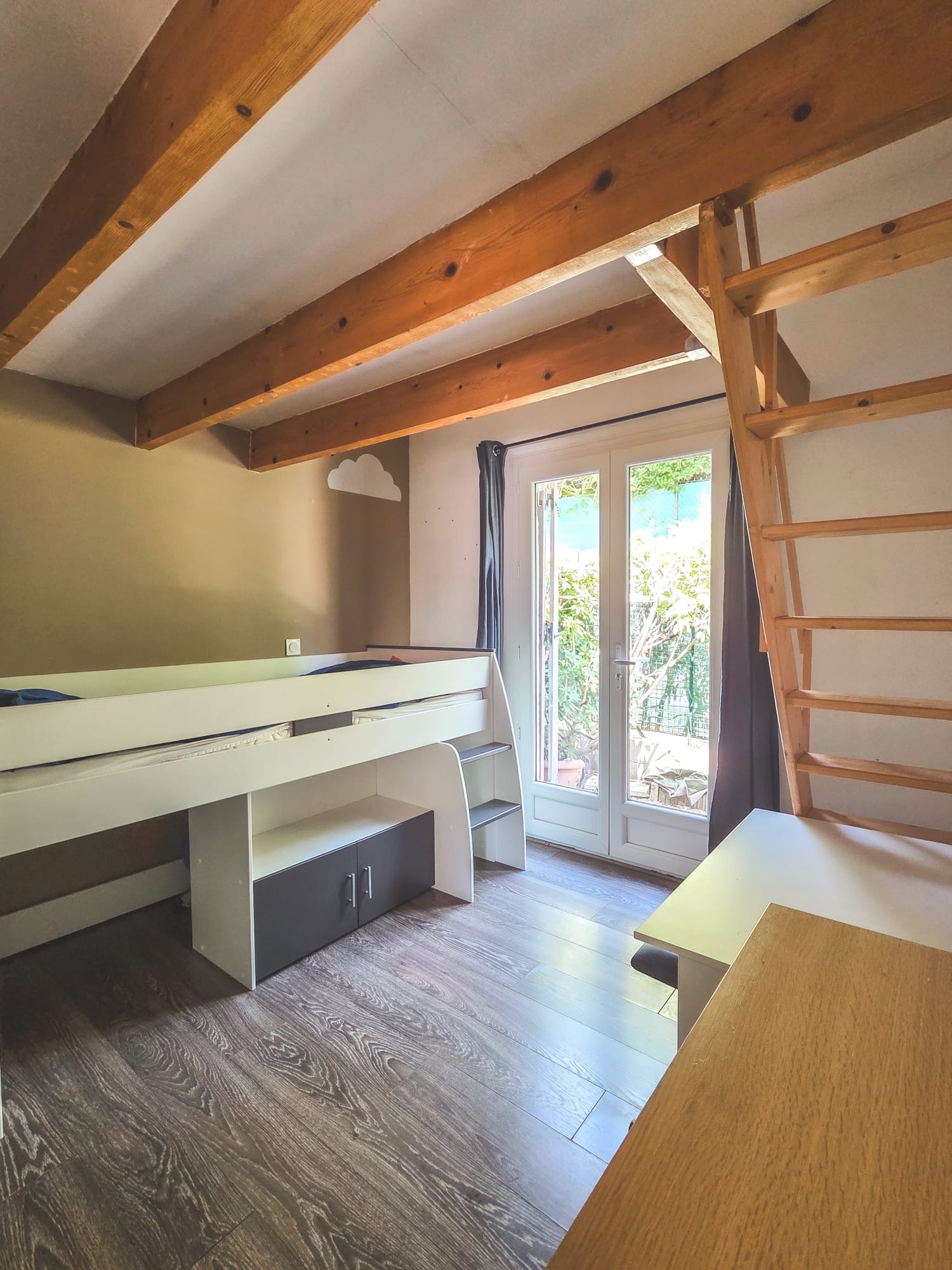 Chambre enfant avec poutres apparentes
