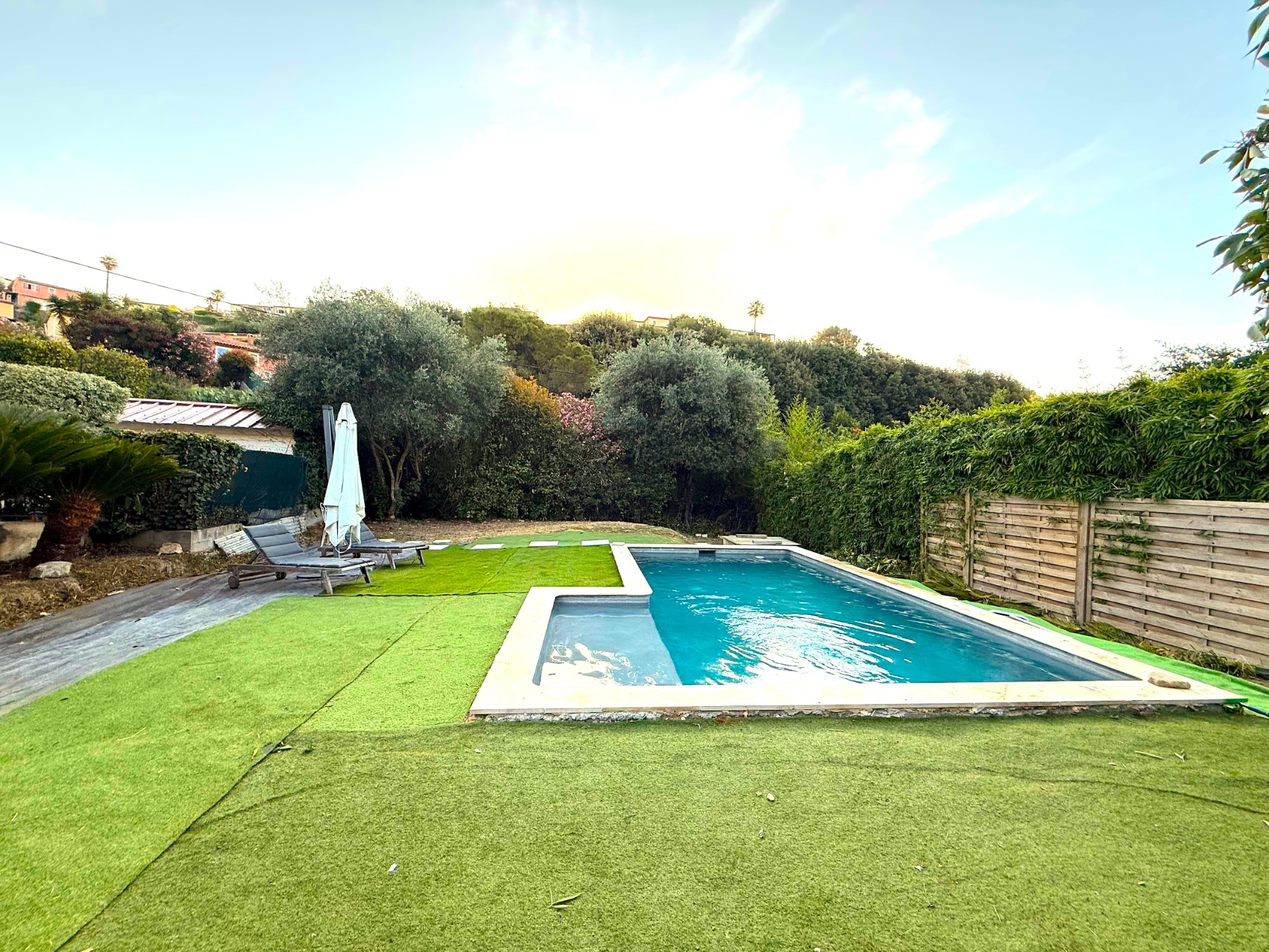 Piscine et jardin baignés de soleil