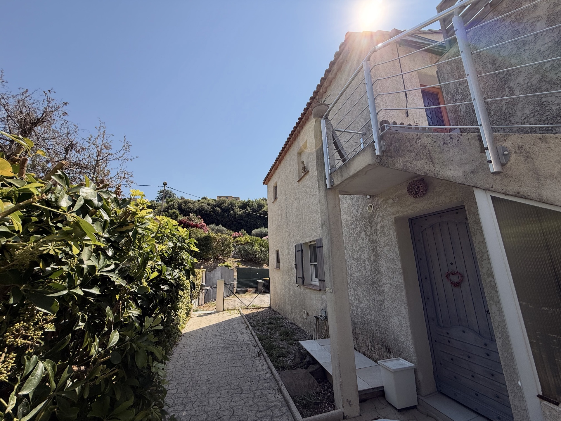 Allée d'accès et entrée de la maison