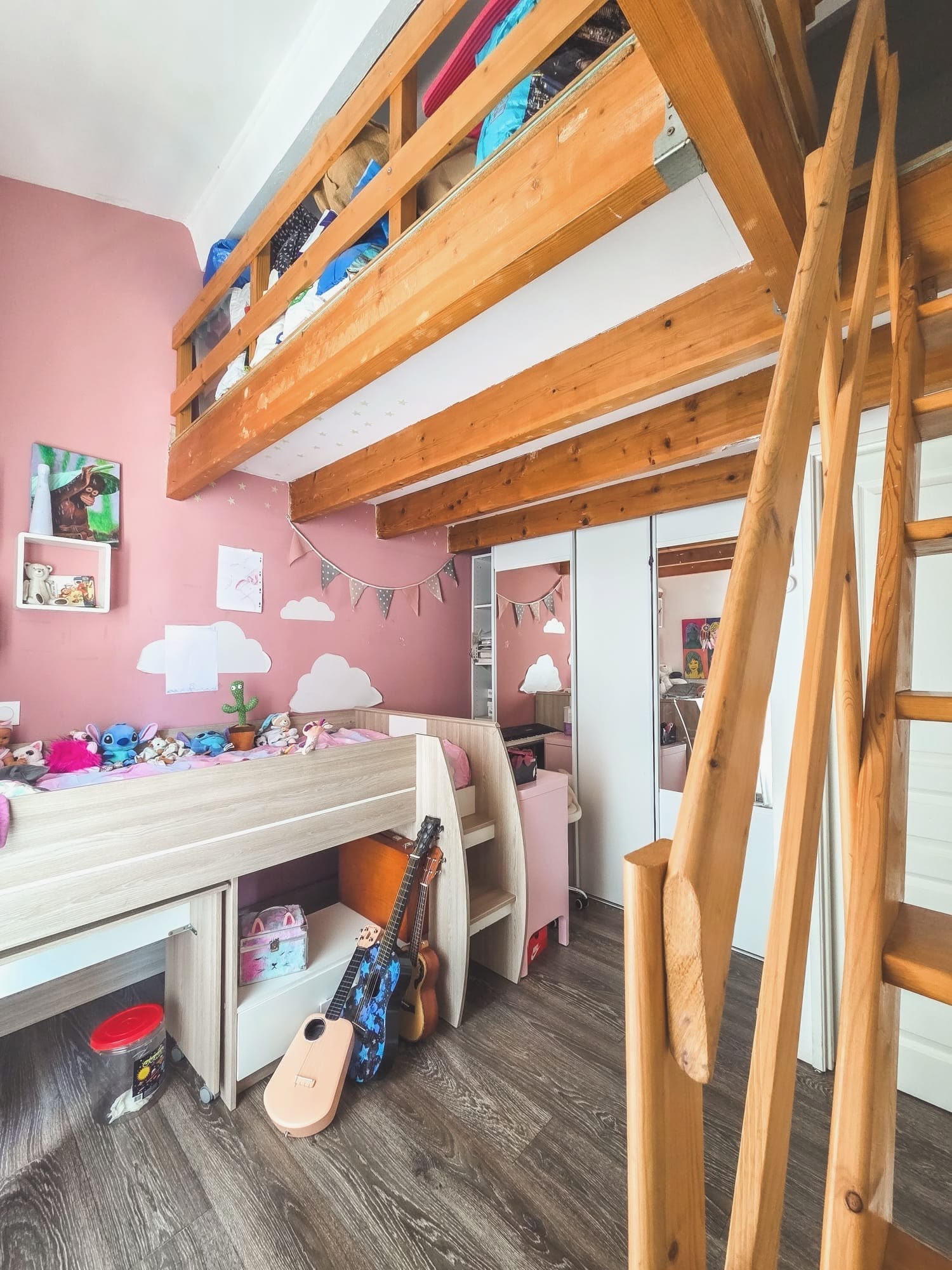 Deuxième vue de la chambre enfant avec mezzanine en bois